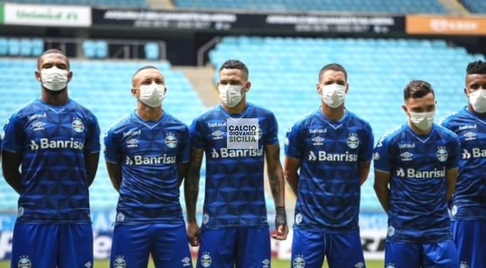 Calcio, in campo con le mascherine