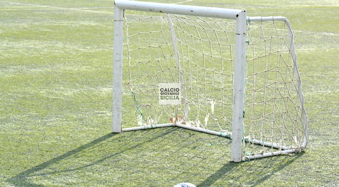 Allenatore sostituisce il figlio in campo, il padre gli sferra una testata